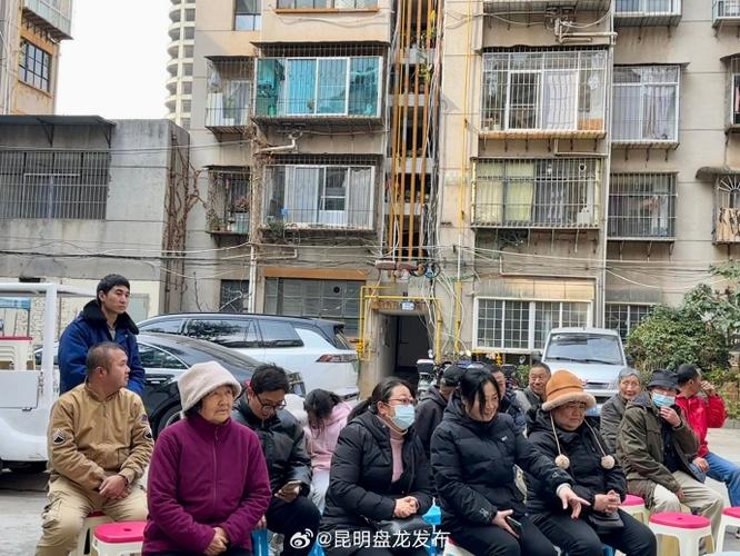 2025新澳门正版免费大全小龙女和街头下水道爬出女子与街头下水道爬出女子身体视频